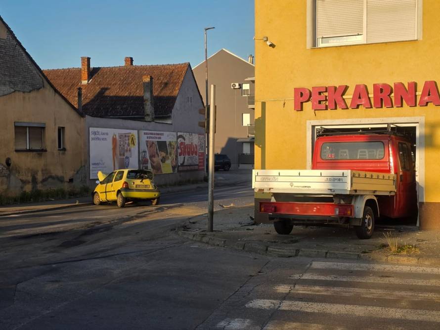 FOTO Teška nesreća u Požegi: Kamion uletio u pekarnicu, auto smrskan. Ozlijeđeno pet ljudi