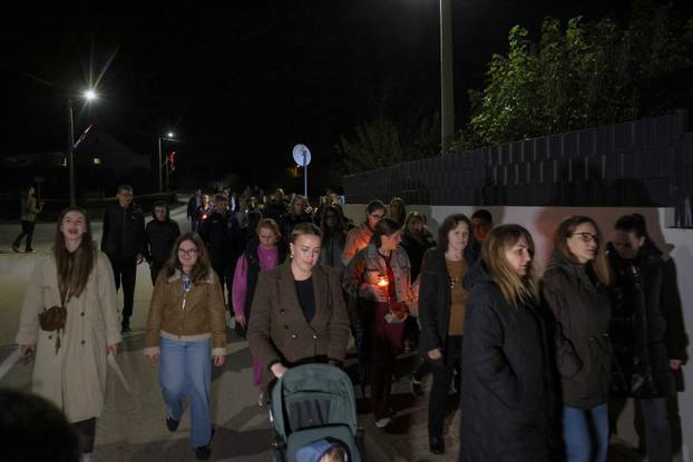 Škabrnja: Odavanje počasti poginulima paljenjem svijeća u Ulici 18. studenog 1991