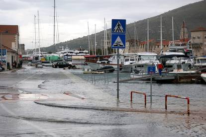 Trogir: More poplavilo cestu 