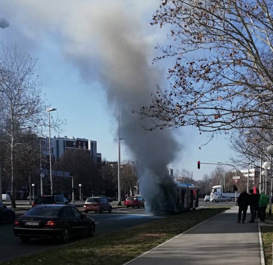'Osjetili smo da smrdi dim pa vidjeli autobus u plamenu'