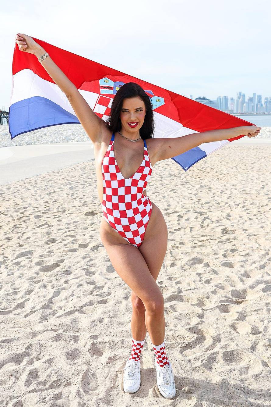 ARHIVA - Ivana Knoll pozirala u kockastom kupaćem kostimu na plaži Ras Abu Aboud 