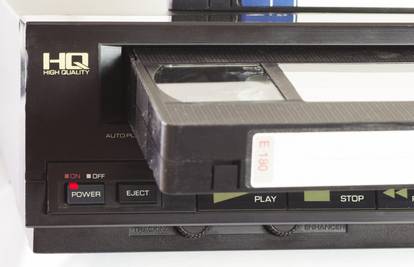 Život prije interneta: Sjećate li se VHS-a, telefonskih govornica ili mobitela na preklop?