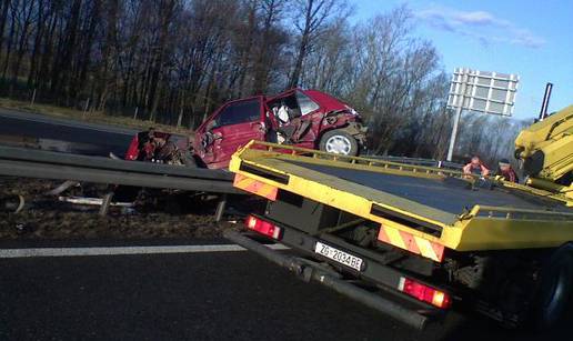 Sletio s autoceste i popeo se automobilom na ogradu