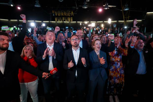 Zagreb: Oduševljenje u stožeru stranke Možemo! i SDP-a nakon prvih rezultata