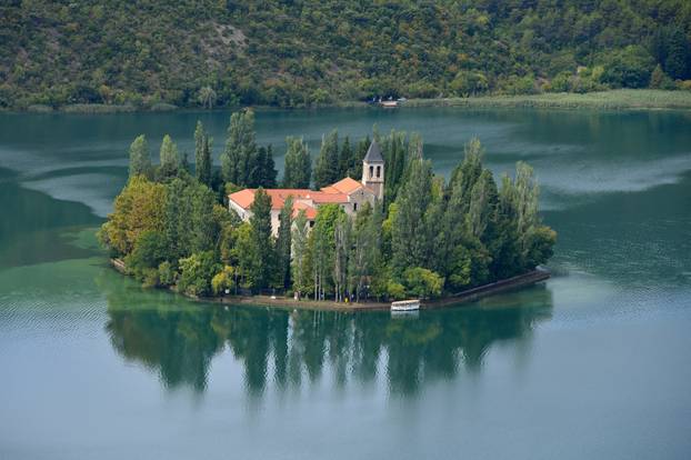Visovac: Pogled na oto?i? Visovac u Nacionalnom parku Krka