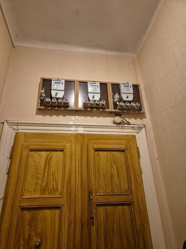 FOTO 'Namještaj iz doba Juge i bakina deka': Ovaj stan u Splitu prodaju za skoro 2 milijuna eura