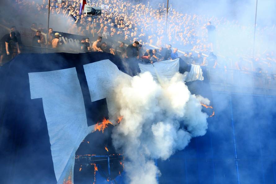 Torcida zapalila veliki transparent Bad Blue Boysima