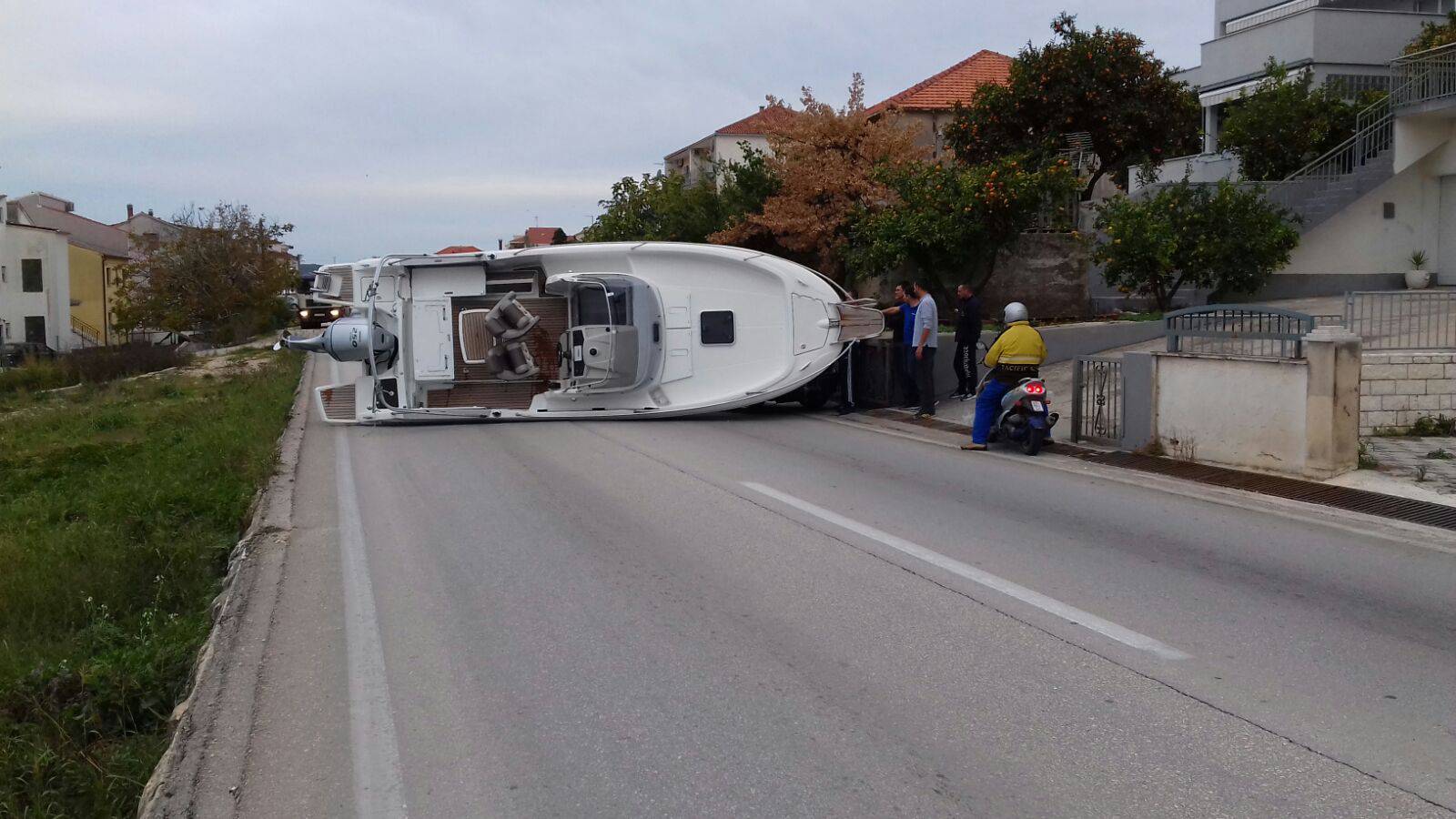 Trogir: Nasred ceste 'nasukao' se brod i blokirao sva promet