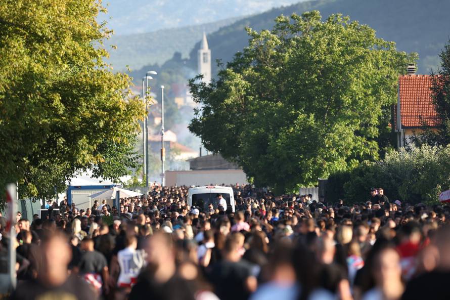 Sinj: Posjetitelji dolaze na hipodrom uoči početka Thompsonovog koncerta