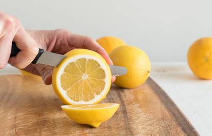 Limun se brzo kvari: Zamrznite ga cijelog, u kriškama, kao sok