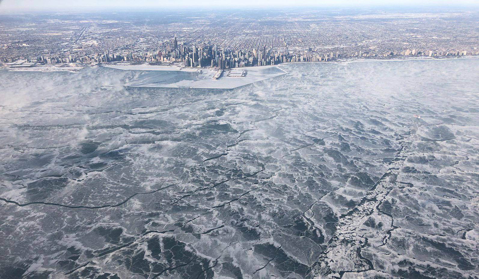 Nevjerojatne snimke iz aviona: Jezero Michigan prekrio je led