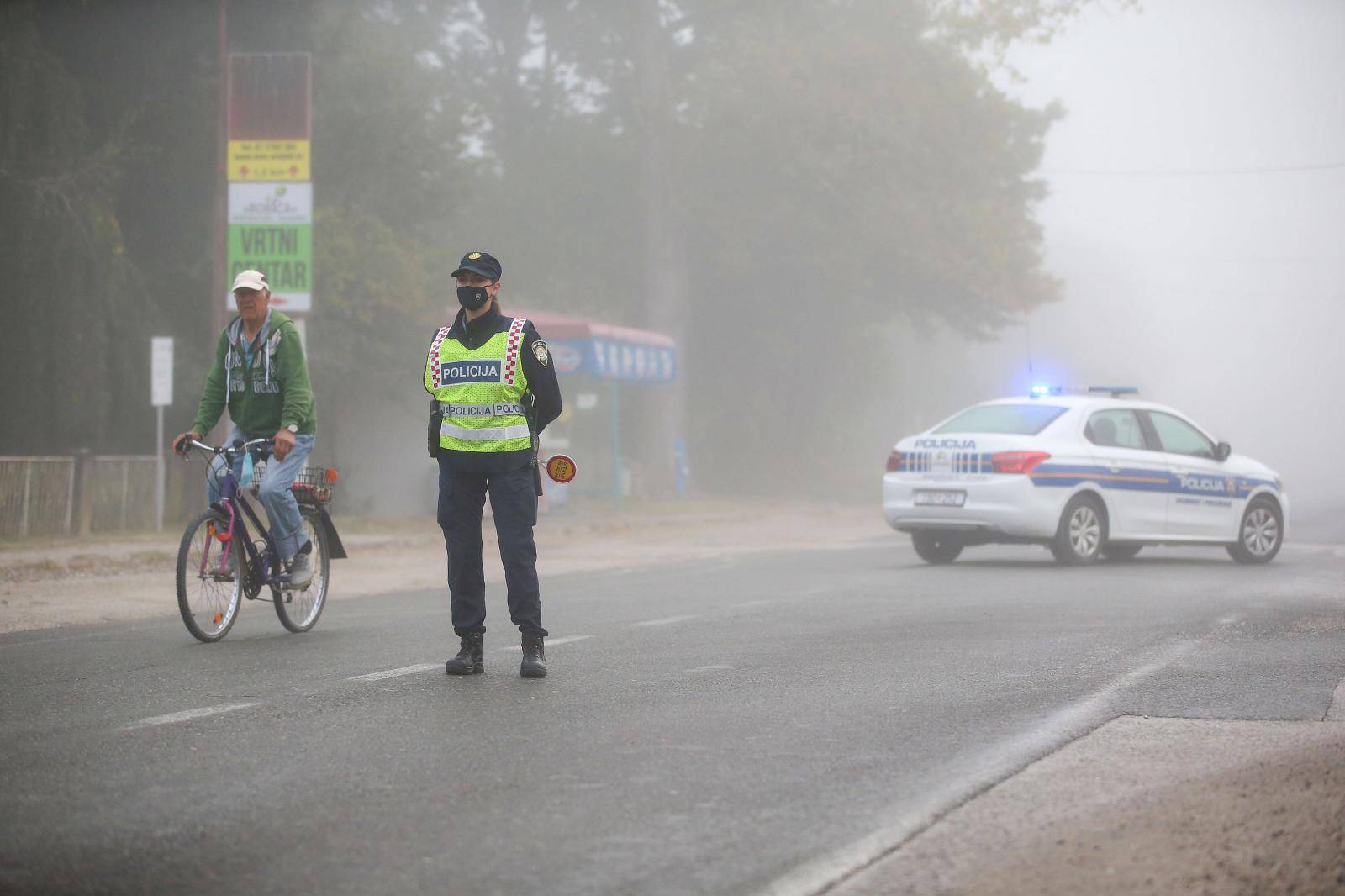 FOTO Stravični prizori iz Dugog Sela. BMW smrskan u sudaru s kamionom, jedan čovjek mrtav