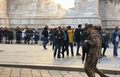 Na Piazzi Duomo je mnoštvo policije, čak i naoružana vojska