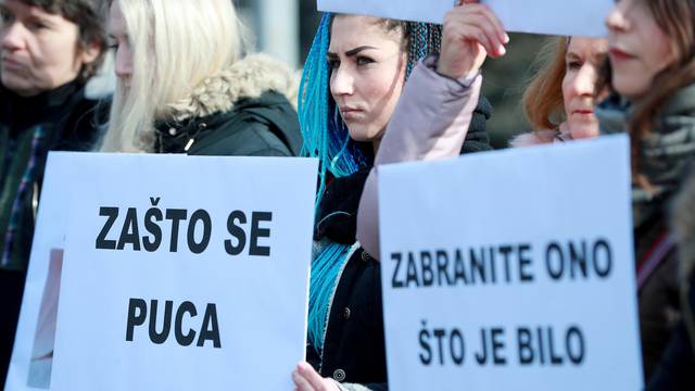 Zagreb: Prijatelji životinja okupili se ispred MUP-a i traže potpunu zabranu petardi