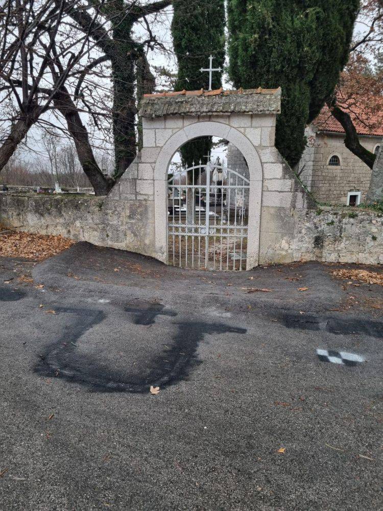 Vandalizam u Dicmu: Netko je pred pravoslavnom crkvom ispisao ustaško znakovlje