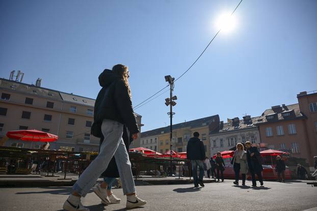 Zagreb: Sunčano i toplo vrijeme izmamilo građane na ulice