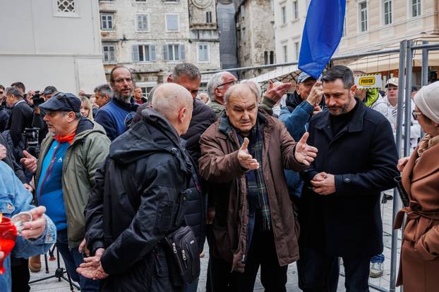Split: Kuzma Kovačić na mjestu uklonjenog  spomenika na kojem su sada upaljene svijeće 