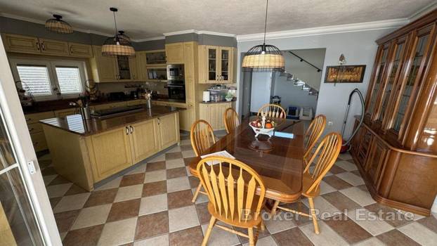 FOTO Iz kuće u more! Ova vila prvi red do mora ima konobu i vinoteku, a evo koliko košta