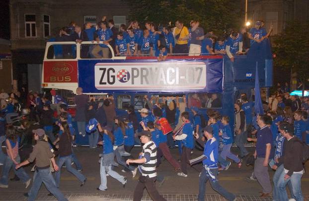 ARHIVA - Nogometaši Dinama na Trgu bana Jelačića s navijačima proslavili naslov prvaka Hrvatske, 19.05.2007.