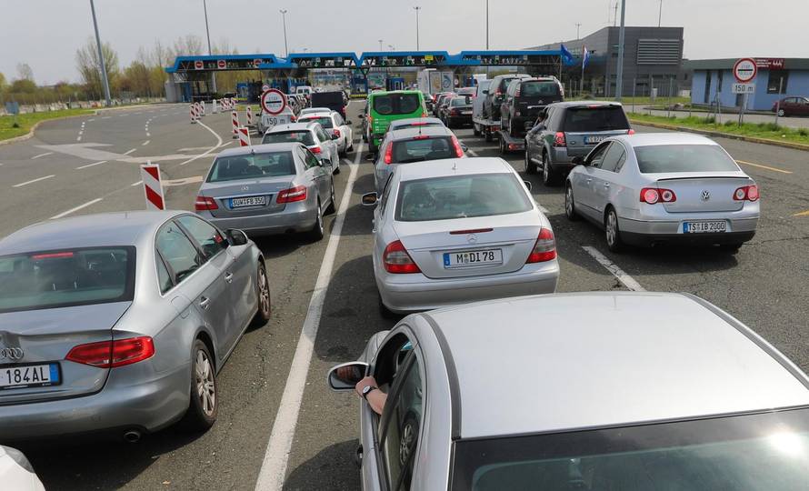 Gužve na granicama, na Bregani čekali i do dva sata u kolonama
