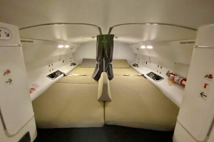 Evo gdje spava posada: Zavirite u tajnu prostoriju u zrakoplovu