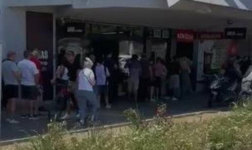 VIDEO Pogledajte gužvu ispred jednog od rijetkih dućana koji radi u Zagrebu: 'Ovo je strašno'