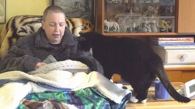 Žena s invaliditetom ne može si priuštiti grijanje: 'Držim mačku u krilu da bi se oboje zagrijali'
