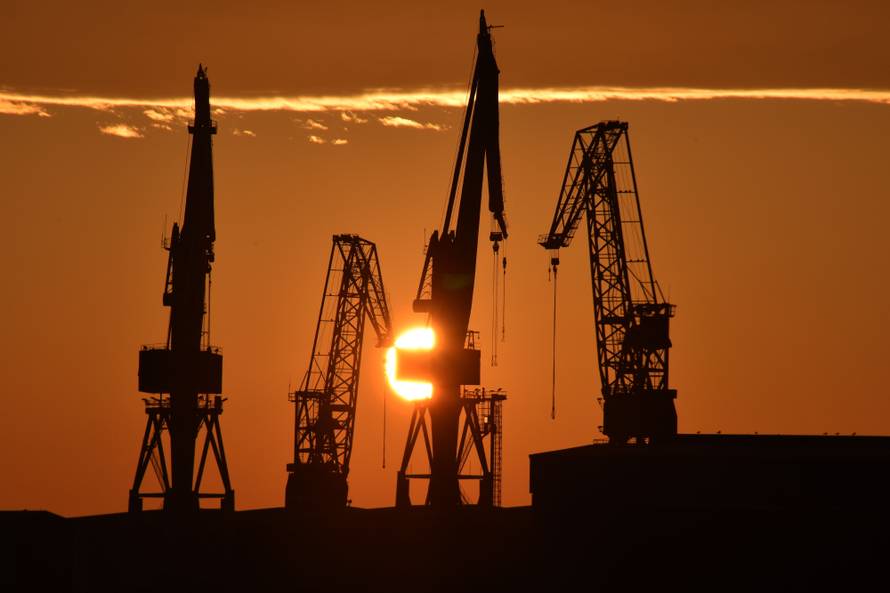 Zalazak sunca iza brodogradilista Uljanik