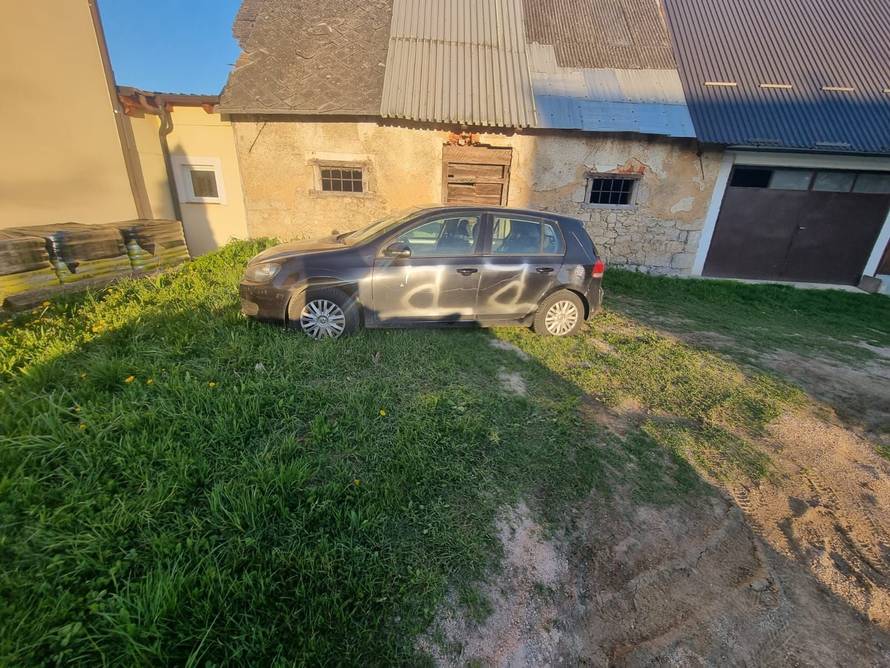 Tri torcidaša istukla su mladića u Otočcu zbog Dinamovog grba, netko im potom demolirao auto