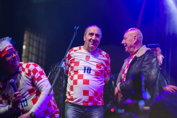 Zadar: Livaković i Erlić na bini u društvu Mladena Grdovića pjevali okupljenima