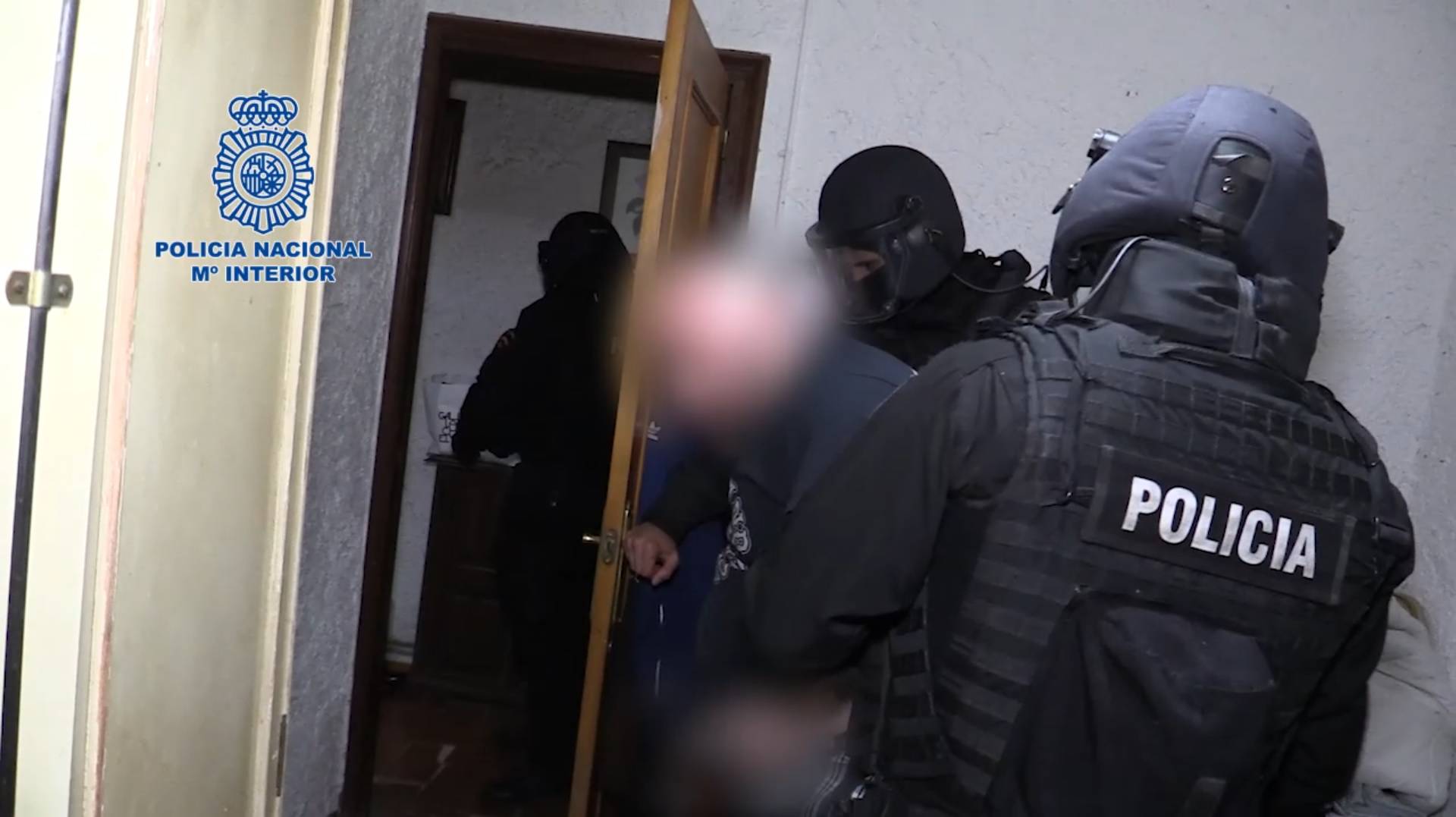 VIDEO Policija upala u sjedište zloglasne skupine Barceloninih navijača: Oružje, droga, Hitler...