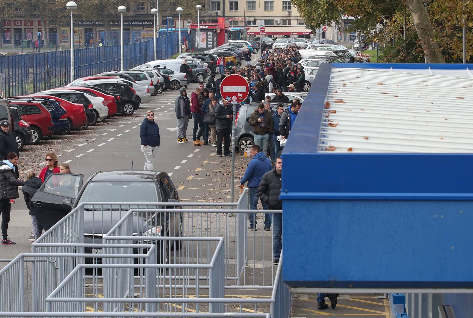 Gužva na Maksimiru prije puštanja u prodaju ulaznica za utakmicu Lige prvaka između Dinama i Sahtara