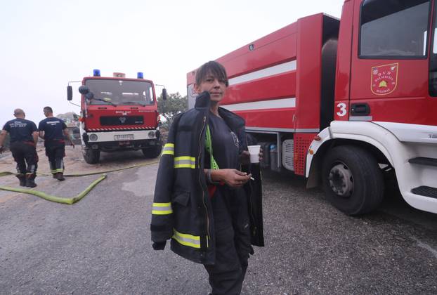 Podgora: Vatrogaskinja dočekala jutro na požarištu s rukama crnim od pepela 