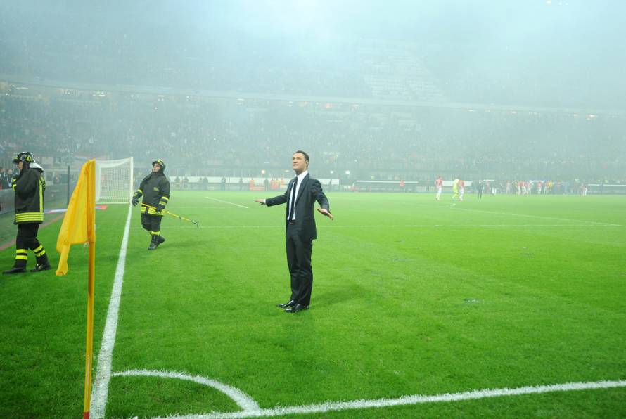 Milano: Niko Kova? pokušava smiriti navija?e zbog kojih je utakmica nakratko prekinuta