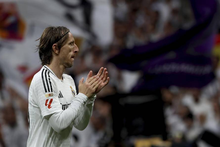 Real Madrid beats Girona 2-0 goals Modric and Vinicius