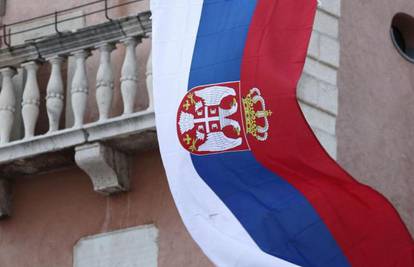 Incident u Podgorici: Srpska trobojnica osvanula na ogradi Hrvatskog veleposlanstva