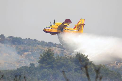 Mosor gori već treći dan: Požar gasi  60 vatrogasaca, dva kanadera i jedan air traktor