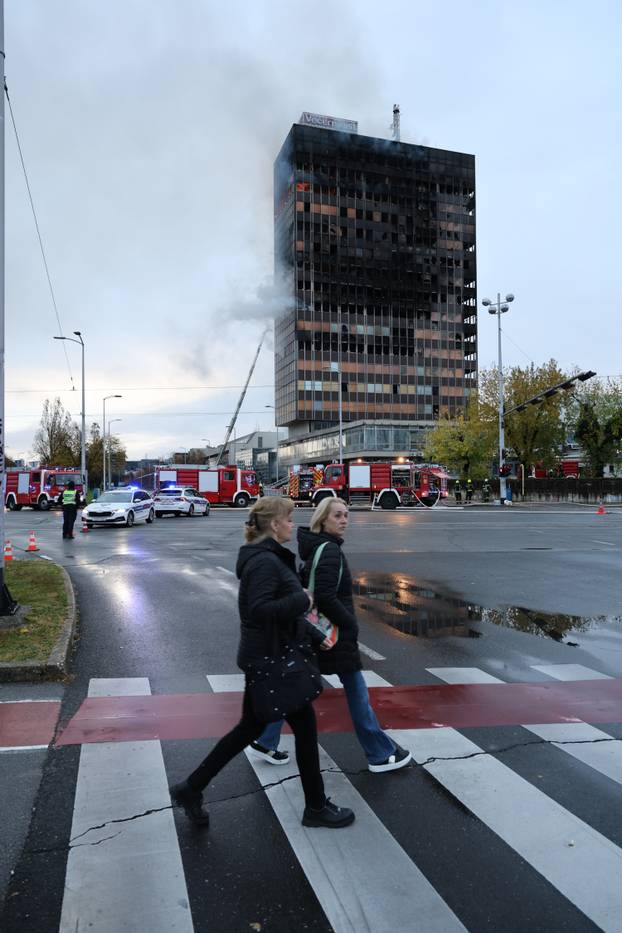 Zagreb: Nastavlja se gašenje Vjesnikovog nebodera, teška noć iza vatrogasaca
