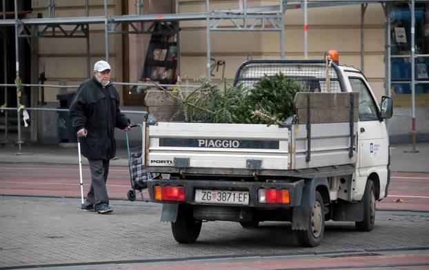 Advent u Zagrebu raspremaju, a to znači da je došao kraj božićnoj i novogodišnjoj priči