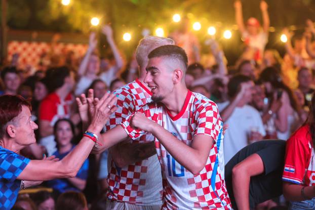 Split: Navijači prate utakmicu Hrvatske i Gane