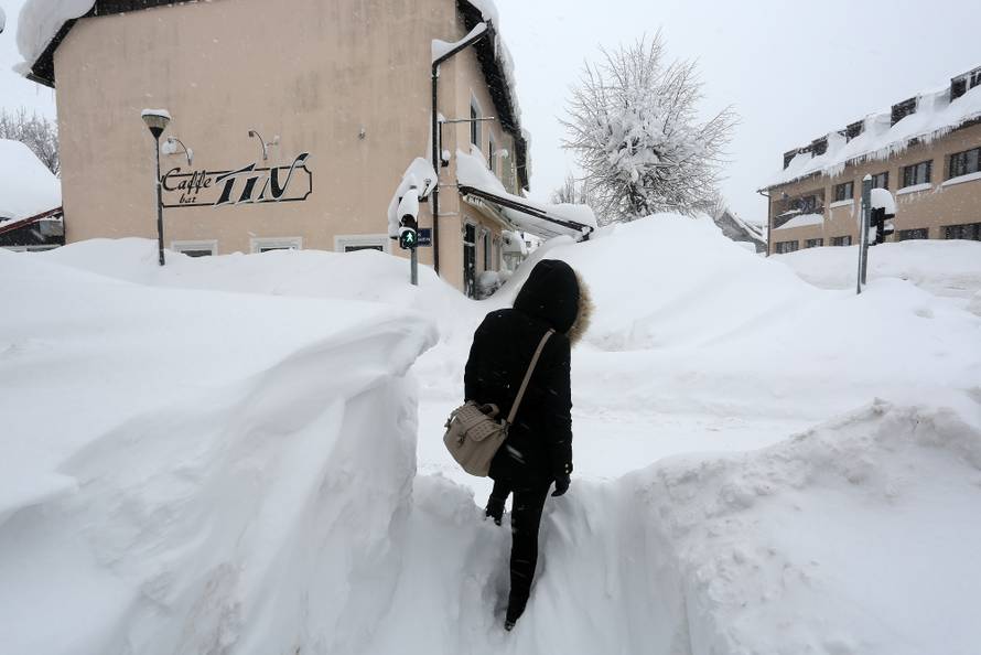 Zameteni u Delnicama: Nanosi snijega do balkona na 1. katu!
