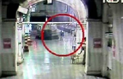 Snimke terora u Mumbaiju: Puzeći izbjegavali metke...