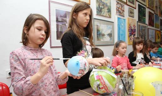 Izradite zečića od plastičnih čaša ili proljetne lončanice