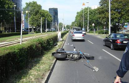 Motociklist naletio na auto, Hitna ga odvezla u bolnicu