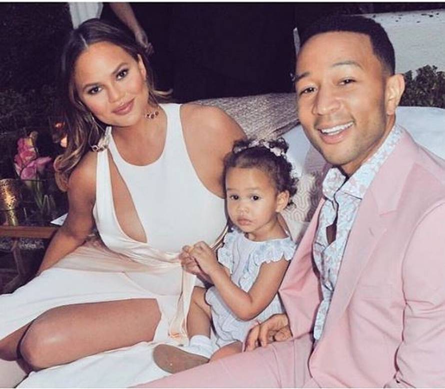 Chrissy Teigen 'izbacila' noge, a ni grudi nisu ostale 'zakinute'