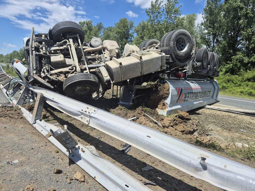 VIDEO Drama na A3! Kamionom probio ogradu: 'Vidio sam kako mu puca guma. Bilo je strašno!'