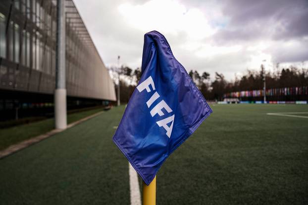 Home of FIFA, Z&uuml;rich (Schweiz): Eckfahne mit FIFA-Logo auf dem Trainingsplatz des FIFA-Hauptsitzes. Detailaufnahme, Eckf