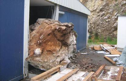 Kamena stijena zgnječila je limeni kontejner gradilišta
