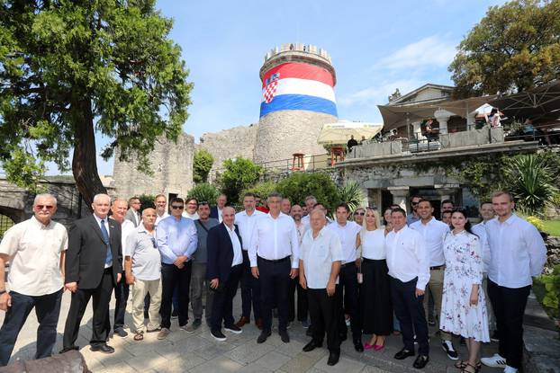 Rijeka: Premijer Plenković posjetio Trsatsku gradinu na kojoj je oko kule obavijena hrvatska zastava