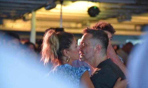 Na trajektu za Velu Luku 'pale' i puse: Ante Gelo i Jelena Perčin razmjenjivali strasti uz glazbu